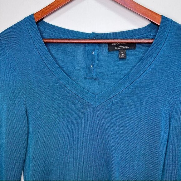 BANANA Republic Merino Wool Vneck Long  Sleeve Sweater Size Medium - Picture 2 of 9